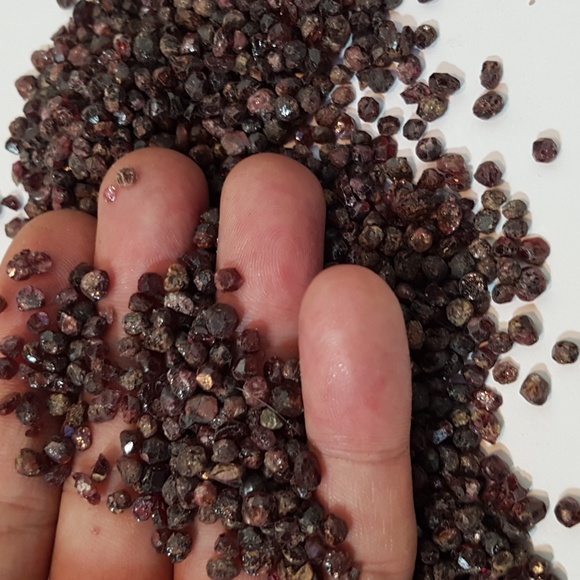 596ct red garnet crystal lot from baluchistan - Picture 2 of 3
